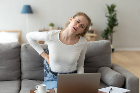 年轻人患背痛年轻人患背痛年轻人患背痛老年妇女患背痛老年妇女患有