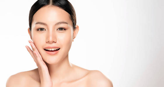 女孩美丽的脸护理. 面部治疗. 美容美容和水疗.照片