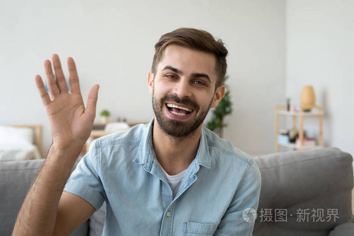 友好的快乐的人挥手致意, 打招呼看着相机