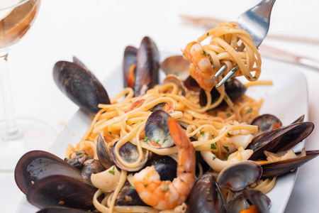 意大利面食和海鲜的经典菜肴图片