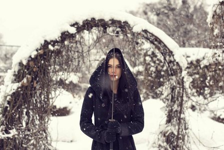 在公园里和一个女孩在下雪的天气里