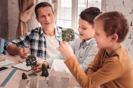 垃圾分类小能手穿着方形衬衫和两个儿子一起享受周末照片