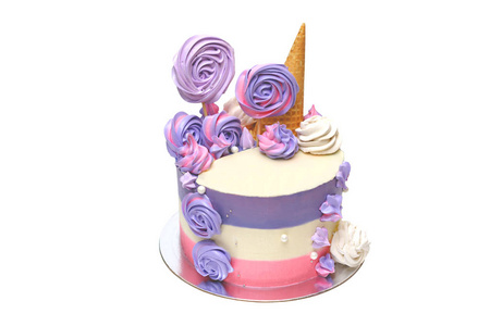 生日蛋糕，有粉红色和紫色的条纹，用五颜六色的棉花糖装饰在一个孤立的白色背景上