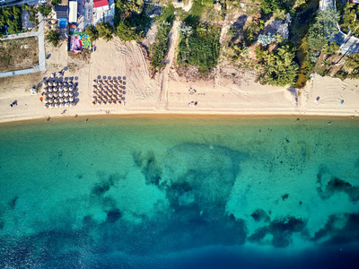 美丽的海滩顶部鸟瞰无人机射击西斯尼亚希腊