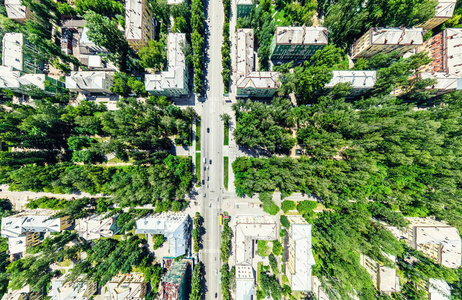 与空中城市景观 十字路口 道路 房屋 建筑物 公园及停车场。阳光灿烂的夏天全景图像