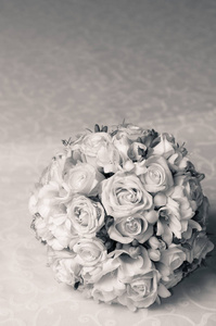 美丽的婚礼玫瑰花束。 黑白的。