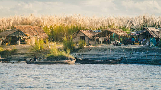 缅甸明昆曼丹莱缅甸Irrawaddy河Ayeyarwaddy河旁边的缅甸木屋