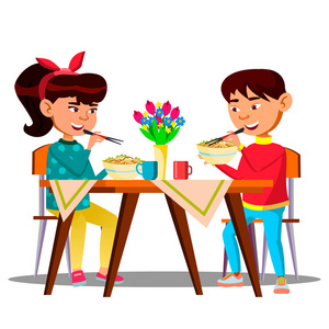 两个饥饿的小亚洲孩子在吃饭的桌子上, 意大利面向量。孤立的插图