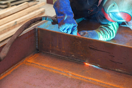 焊接工作焊工在重工业制造中焊接金属材料