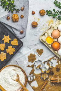 烹饪春季或圣诞食品背景。 生姜饼干的原料。 用于烘焙红糖粉蛋的面团。 从上面看。