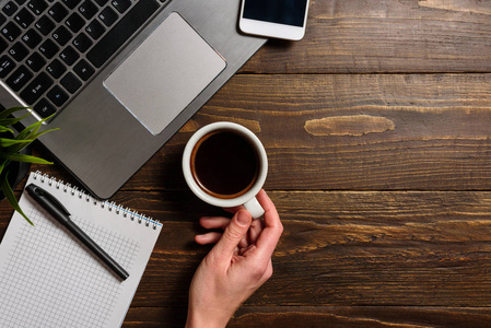 个工作场所顶部可看到笔记本电脑,电话,咖啡和笔记本电脑相似素材图片