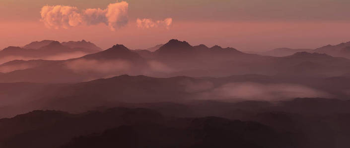 日落时薄雾中的山景。