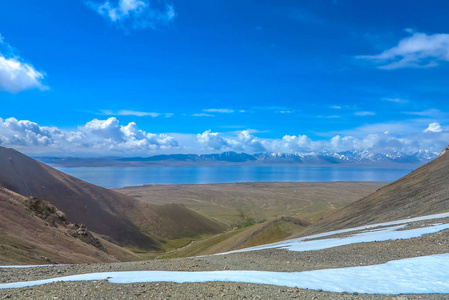 塔什拉巴特卡拉万塞莱景观与雪盖巴什太山脉查特尔库尔湖的观点