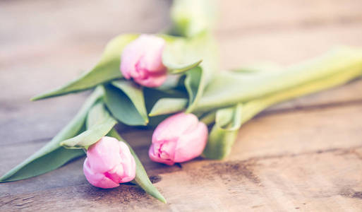 乡村木桌上的粉红色郁金香，浪漫的背景