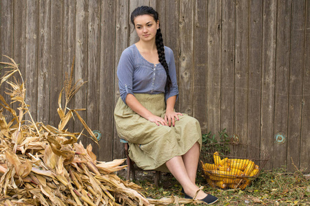 一个有玉米概念的女孩的复古肖像，乡村收割