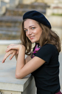 那个穿着贝雷帽和裙子的女孩在公园里，可爱的女孩在法国风格的肖像。