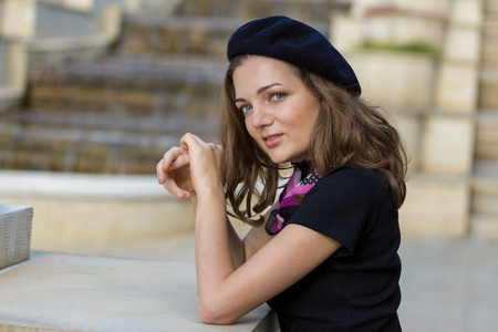 那个穿着贝雷帽和裙子的女孩在公园里，可爱的女孩在法国风格的肖像。