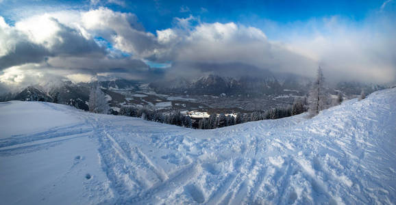 雪覆盖着山峦和山谷景色