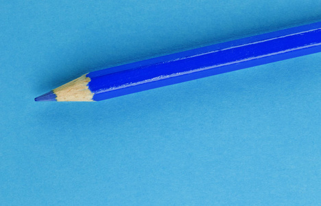 蓝底蓝铅笔一支，单色效果美