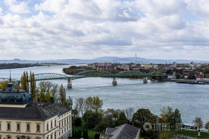 匈牙利城市 esztergom斯洛伐克城市 sturovo 和多瑙河的鸟图, 包括教堂的尖顶