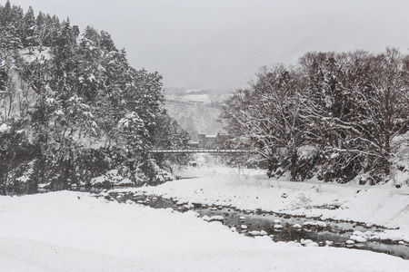 白拉卡戈村和绳桥，冬季降雪。日本高山岐阜地标。