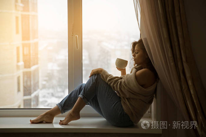 在窗边喝咖啡的美女