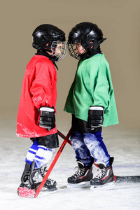 两个穿制服的冰球运动员朝外。冰球。