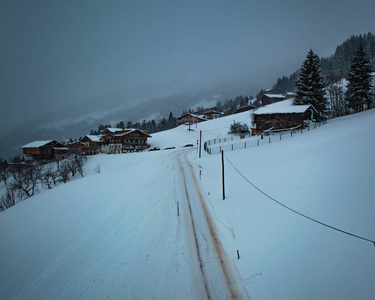 山丘上的村庄图片