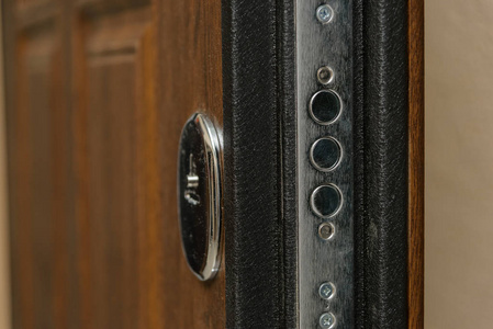 木门。内部锁设计。钥匙孔。金属门把手。防堡装甲门。金属内门。门的设计..小洞。