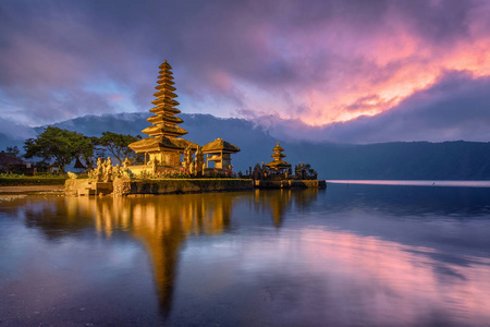 古老的普拉乌伦达努布拉坦寺倒影与五颜六色的天空在日出。印度尼西亚巴厘