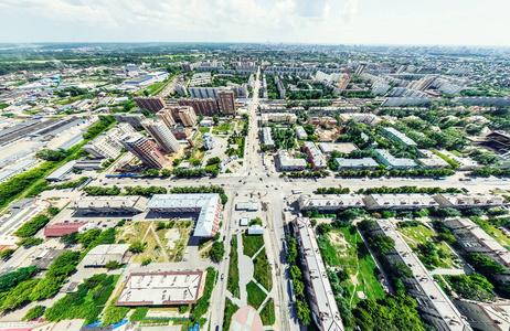 与空中城市景观 十字路口 道路 房屋 建筑物 公园及停车场。阳光灿烂的夏天全景图像