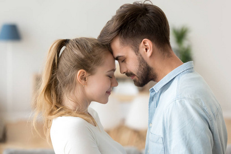 真诚的情侣享受温柔温暖的感情触摸额头照片