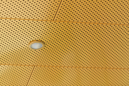 用于包层的金属面板. 通风立面. 黄色铝板.照片