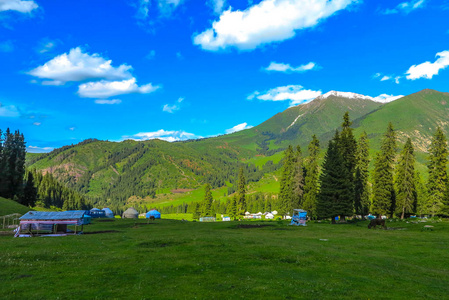 卡拉科尔峡谷度假胜地，景观雪顶特斯基阿拉太山山脉酸奶营地