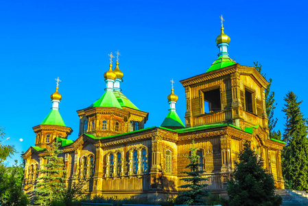 卡拉科尔圣三位一体木制建筑俄罗斯东正教大教堂日落特写