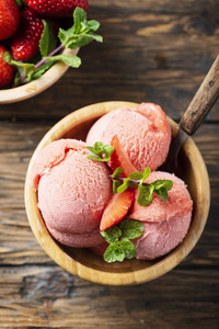 夏季冰淇淋与稻草和薄荷选择焦点