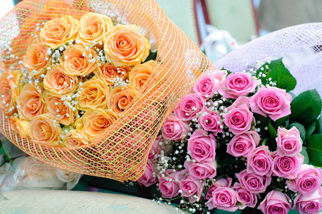 粉红色和橙色玫瑰花束。