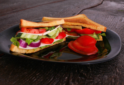 番茄在黑色印版上的素食三明治