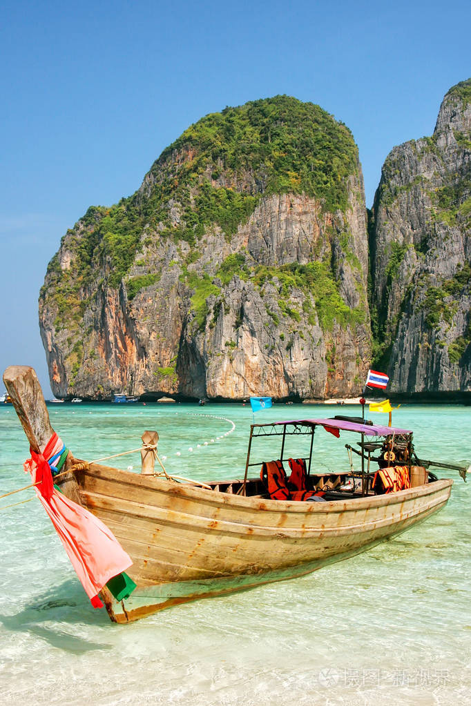 长尾船停泊在玛雅湾菲莱岛玛雅湾. 它是穆科菲国家公园的一部分.