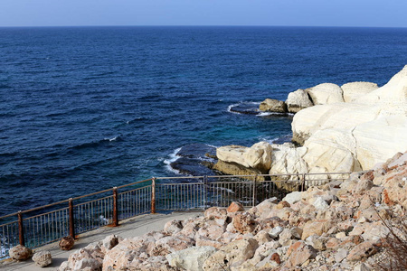 以色列北部地中海沿岸的岩石和石头