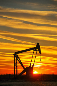 日落时分油田的水泵千斤顶剪影图片