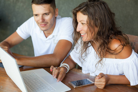 爱情, 家庭, 技术, 互联网和幸福的概念年轻夫妇在白色与笔记本电脑在办公桌搜索, 内部, 室内