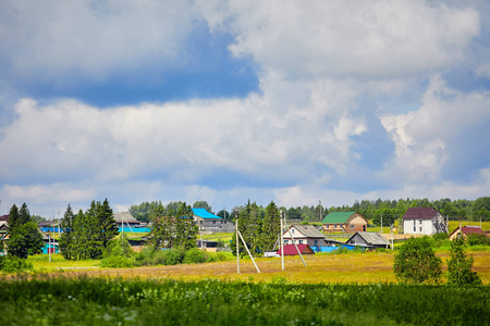 俄罗斯。 村庄的景色。 夏季乡村景观与房屋