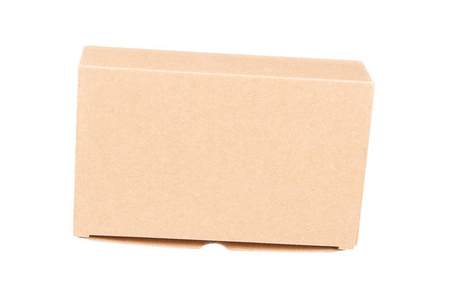 白色背景上隔离的封闭纸板模型盒