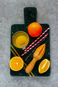 做橙汁。 扁平的有机水果，用于制作压扁的果汁。 健康的生活方式和夏季饮料