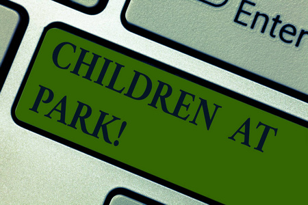 写文字儿童在公园。概念的意思地方专门设计, 使儿童发挥有键盘键意图创建计算机消息按键盘的想法