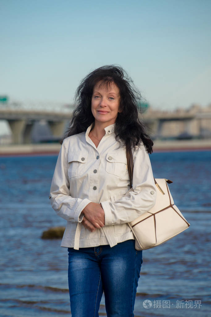 美丽的老年妇女浓密的黑发