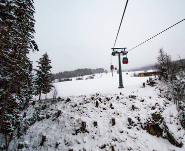 带雪和松树的滑雪电梯图片