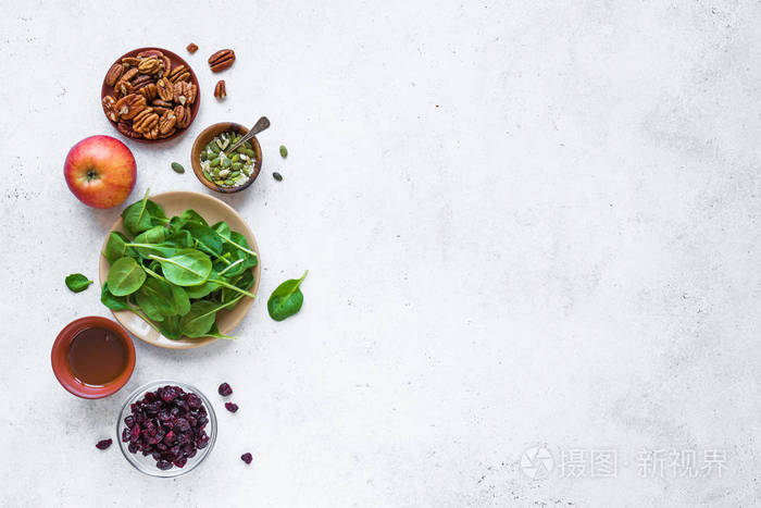 清洁饮食或饮食食品成分在白色背景复制空间.