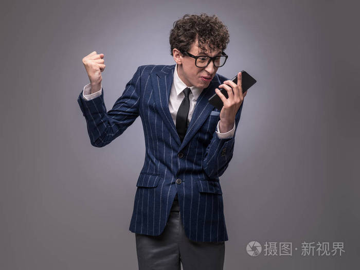 手机扬声器大喊大叫,对小工具大喊大叫,对屏幕大喊大叫,因愤怒而皱眉